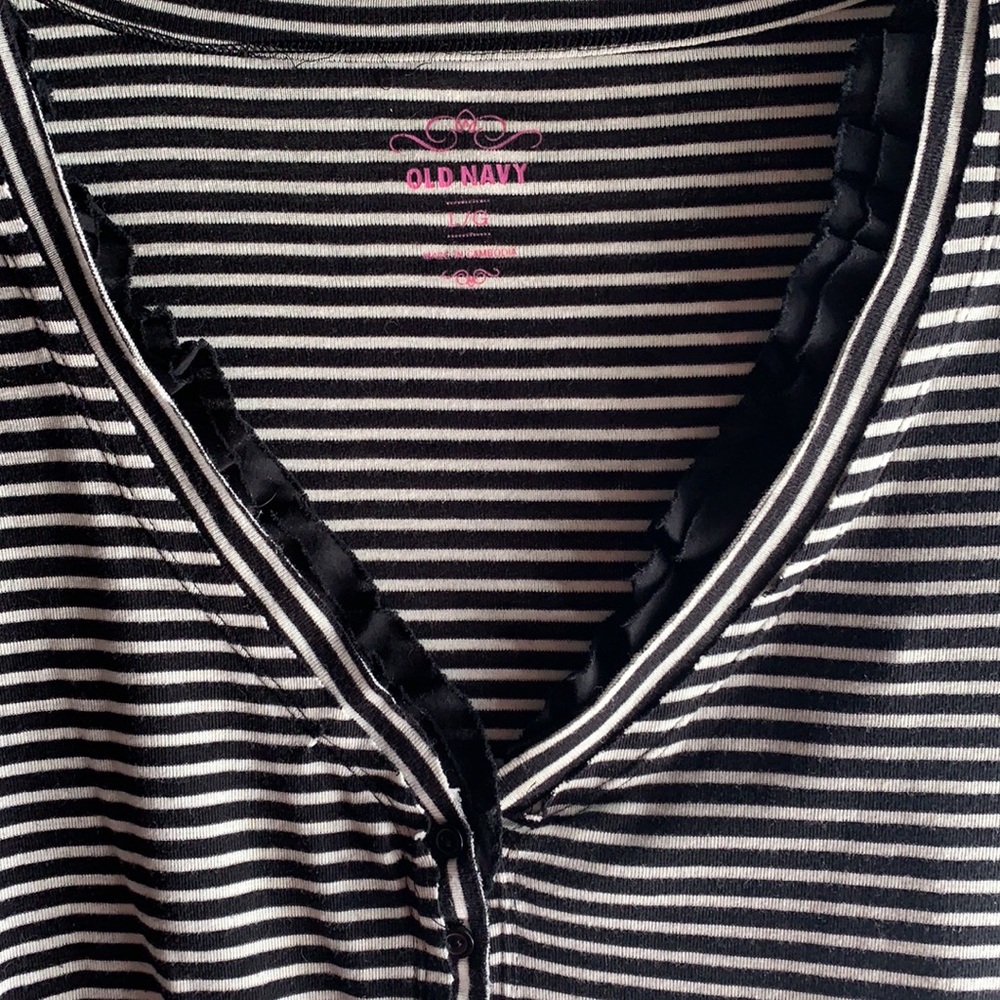 ⚫️⚪️ Black & white striped long-sleeve ruffle top - Picture 2 of 4